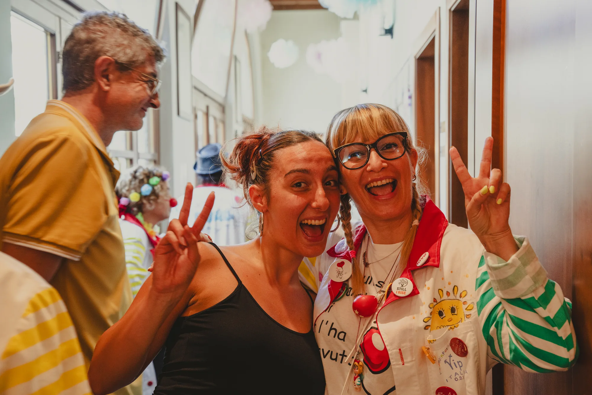 Voluntários e amigos da Casa sorrindo durante uma reunião