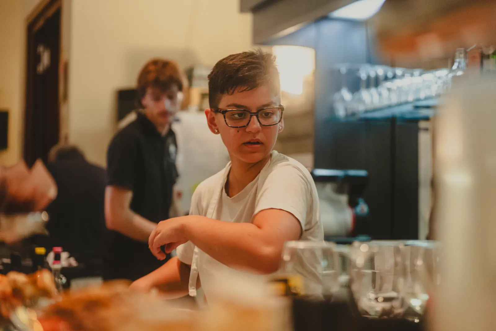 Staff di cucina al lavoro durante una serata