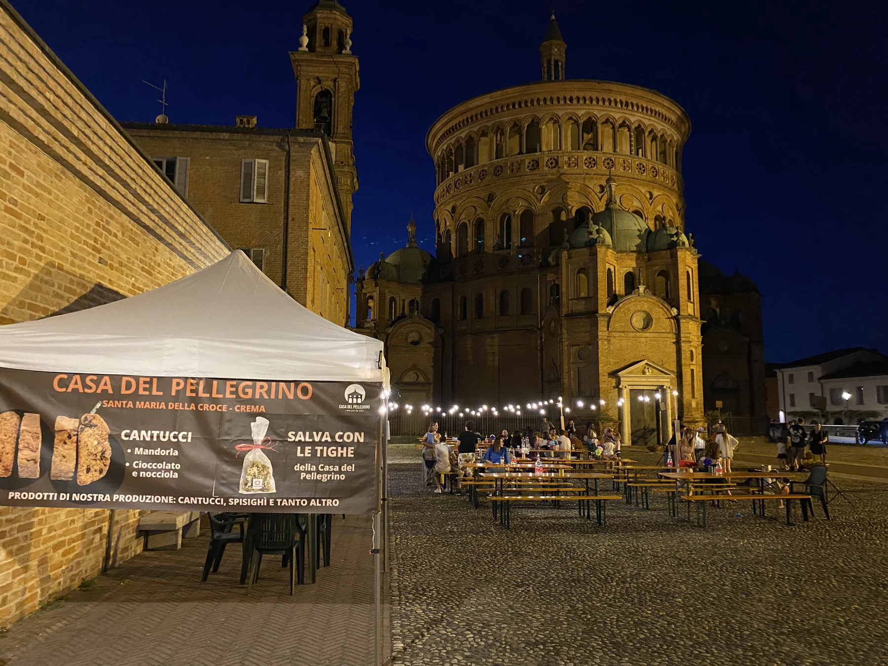 Tavolata all'aperto durante una serata di festa alla Casa