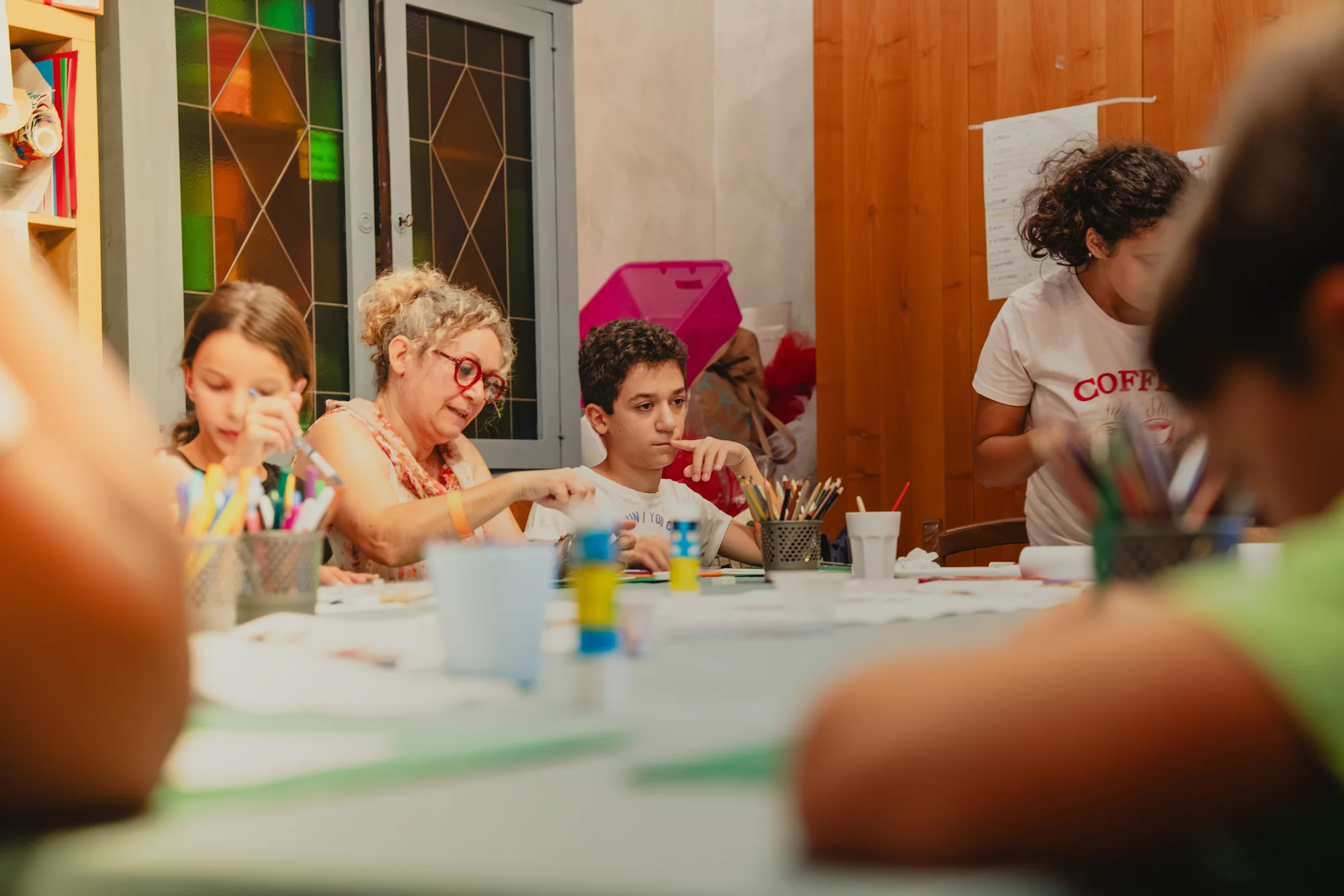 Adulti e bambini creano insieme nel laboratorio della Casa