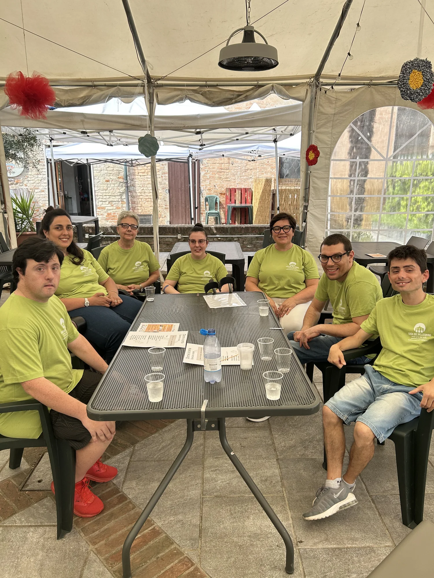 Pessoas do laboratório Insieme reunidas em torno da obra