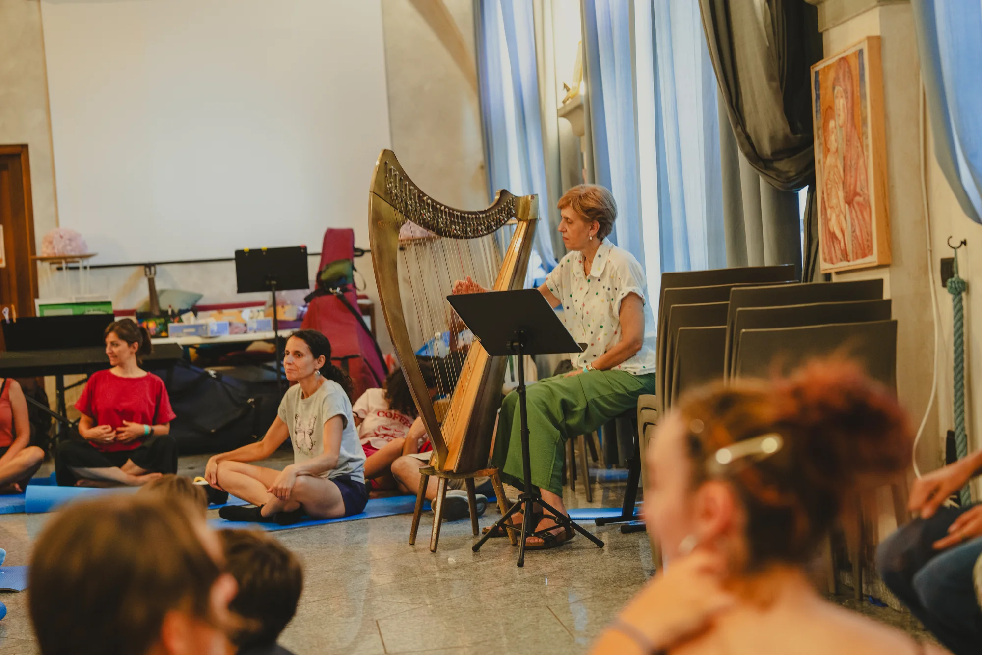 Un incontro di benessere con musica dal vivo nella sala della Casa