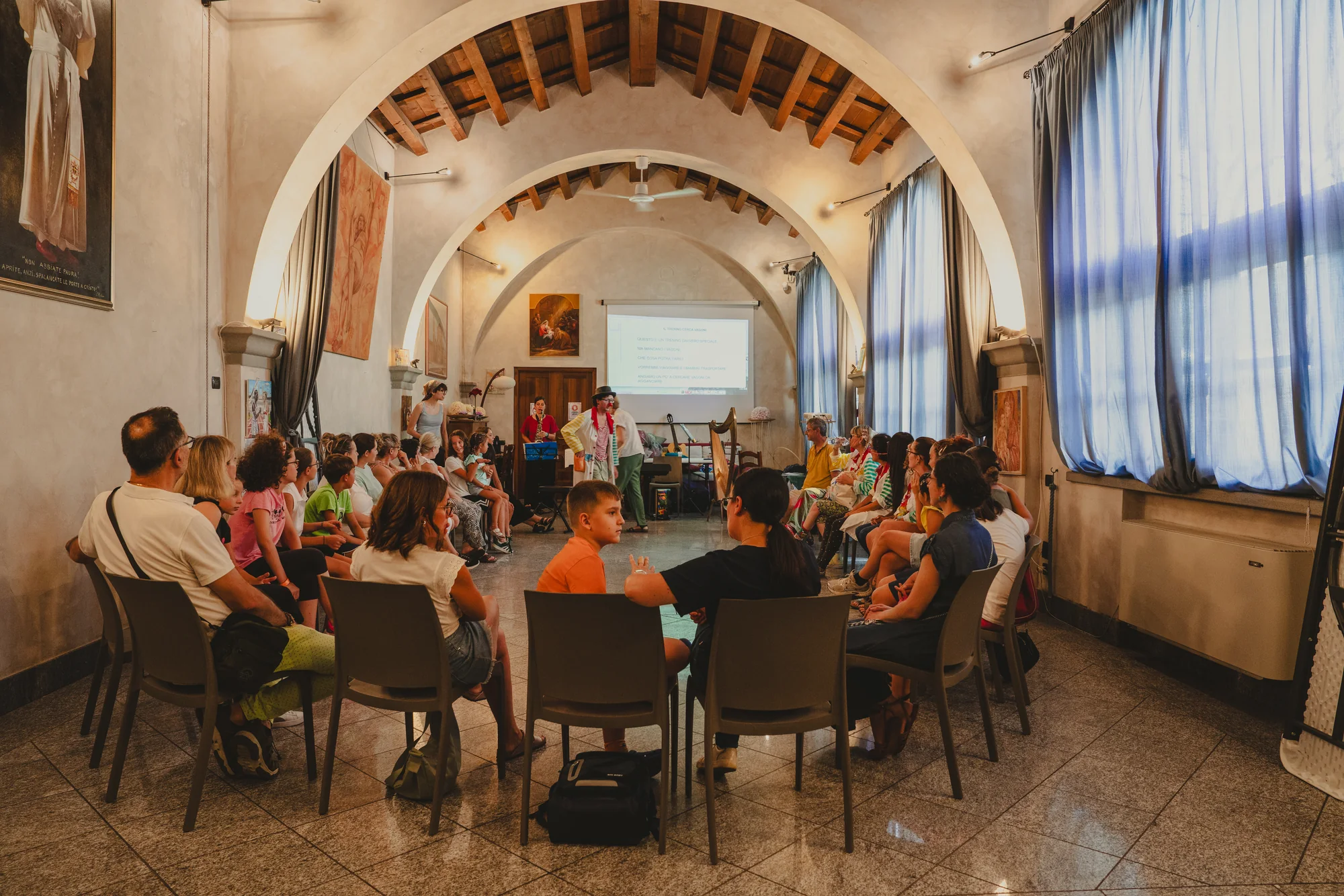 La sala dell'Officina durante un incontro aperto alla comunità