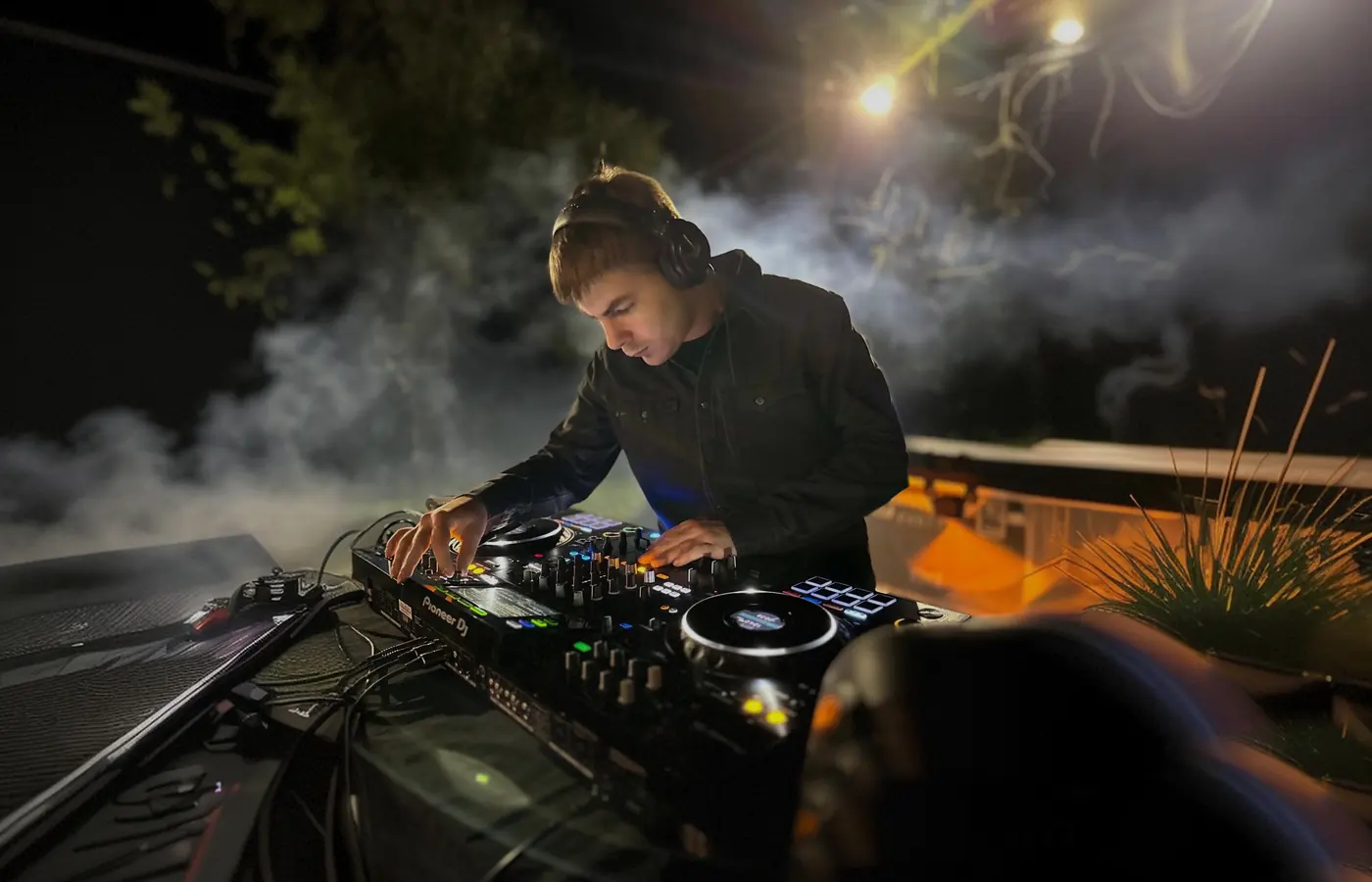 DJ al lavoro sui piatti durante una serata live